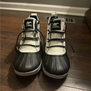 Sorel Out N About classic boot, size 8.5 also selling size 6
